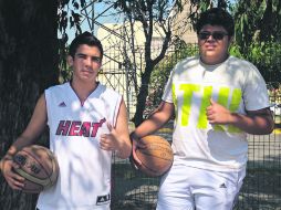 Carlos y Jorge, además de compartir gusto por el basquetbol, se concentran en tener un mejor estado físico en plena adolescencia. EL INFORMADOR / R. Alarcon