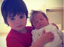 Los dos hijos de la colombiana posan por primera vez juntos públicamente. ESPECIAL / Twitter