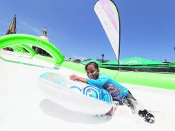 SUPER DESLIZADOR. Una pequeña se lanza en el tobogán instalado en la Plaza de la Liberación. EL INFORMADOR / A. García