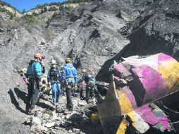 Acopio. Equipos de rescate revisan restos del fuselaje del avión en el lugar de la catástrofe aérea. EFE /