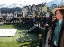Cristina Fernández honra a los militares caídos en la guerra por las islas en el 33 aniversario del conflicto. AFP / Presidencia de Argentina