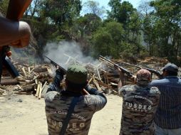 El grupo de autodefensas rinde homenaje a los dos caídos lanzando disparos al aire. AP / A. Gonzalez