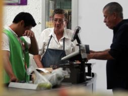 Supermercados de México dan oportunidad a los adultos mayores de trabajar por propinas. EL INFORMADOR / ARCHIVO