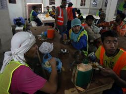 Los incidentes en construcción de estadios y  malas condiciones de trabajo, imperan en la región. AFP / ARCHIVO