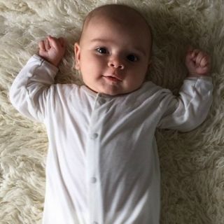 Kourtney Kardashian y Milla Jovovich muestran a sus bebés