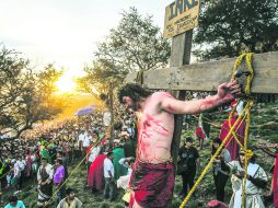 SIGUE LA TRADICIÓN. Miguel Iván Trejo, ayer en la cruz, en San Pedro Tlaquepaque. EL INFORMADOR / F. Atilano