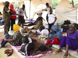 Sobrevivientes al ataque en Garissa aguardan en un campamento militar. El atentado dejó al menos 147 muertos. EFE / D. Irungu
