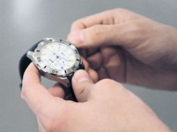 La mayor parte de los ciudadanos adelantaron una hora su reloj desde anoche. NTX /