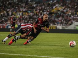 El rojinegro Daniel Álvarez cayó en el área por toque de Miguel Ponce y el árbitro marcó penalti, la jugada clave del cotejo. EL INFORMADOR / F. Atilano