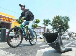 Varios postes colocados en la ciclovía de Avenida La Paz lucen destruidos debido a que varios automovilistas no los ven. EL INFORMADOR / F. Atilano