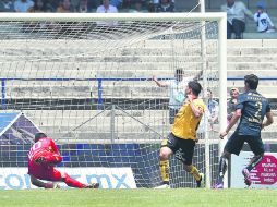 Un error de Jorge Hernández, de la UdeG, le dejó el balón a Van Rankin(número 2), quien sólo anoto uno de los goles para Pumas.  /
