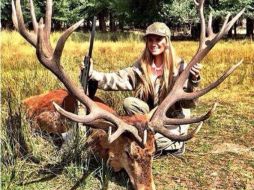 En la imagen se le ve feliz con un rifle en mano y sosteniendo los cuernos de un venado al parecer ya muerto. INSTAGRAM / angeleszrr