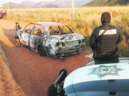 Área acordonada. Federales bloquean el área donde sorprendieron a los uniformados, lo que provocó el cierre de la carretera. EL INFORMADOR /