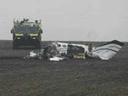 Los investigadores trabajan en el lugar del accidente cerca de Bloomington. AP /  D. Proeber