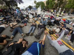 La marcha en contra de la brutalidad policiaca se efectuó cerca del Departamento de Policía de Los Ángeles. AFP / R. Chiu