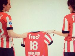 El ''Zorro Plateado'' posa en la imagen junto a su esposa. TWITTER / @AGuardado18