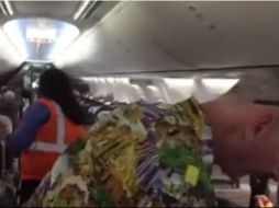 Elizabeth Sedway compartió en redes sociales el momento en que su familia tuvo que abandonar el vuelo. FACEBOOK / Elizabeth Sedway