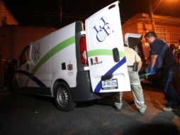 Agentes investigadores y peritos forenses acudieron al lugar para recabar indicios del crimen. EL INFORMADOR / ARCHIVO