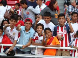 En su mayoría, los presentes eran menores de edad acompañados de sus padres. TWITTER / @Chivas