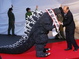 En una ceremonia de premiación junto a la gran cabeza de Godzilla, un actor enfundado en un traje de reptil caminó junto al alcalde. AP / S. Kambayashi