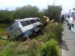 El transporte terminó su marcha a un costado de la carretera. ESPECIAL /