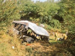 En el lugar, murió el chofer del camión, quien quedó prensado. ESPECIAL / Proteccion Civil Jalisco
