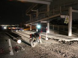 De acuerdo a las autoridades, la persona derrapa y cae de su motocicleta Yamaha negra, placa K6DKK. EL INFORMADOR /