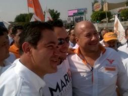 Enrique Alfaro posa con seguidores en la Glorieta Minerva. TWITTER / @victorsanoro