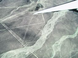 Vista de pájaro. Con la punta del ala de la avioneta, el piloto nos señala las misteriosas Líneas de  Nazca. EL INFORMADOR / P. Fernández