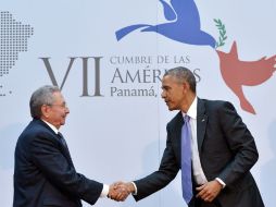 Esta imagen captura el primer apretón de manos entre un presidente de Estados Unidos y Cuba en más de 50 años. AFP / M. Ngan
