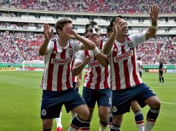 Marco Fabián celebra su gol en compañía de sus compañeros. MEXSPORT / A. Macías