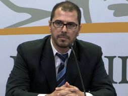 Juan Andrés Roballo habla con los medios de comunicación tras la reunión del Consejo de Ministros de la Torre ejecutiva de Montevideo. EFE / R. Figueroa