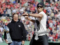 Brady tuvo algunos inconvenientes con la pelote de beisbol, ya que su lanzamiento no llegó ni al plato. AP / E. Amendola