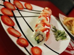 Partir el sushi a la mitad es de mal gusto, éste debe de comerse de un sólo golpe. EL INFORMADOR / ARCHIVO