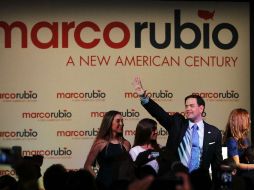 Tras algunas frases en español, Rubio comparece ante los medios junto a su esposa y sus hijos. AFP / E. Schechter