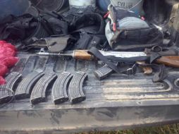 Las armas, la droga y los vehículos quedaron a disposición de un agente del Ministerio Público. TWITTER / @FiscaliaJal