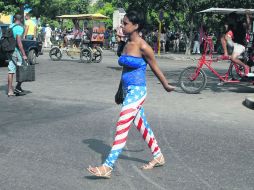 Una cubana camina por un barrio de La Habana con los colores de la bandera estadounidense en su vestimenta. EFE /