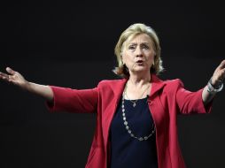 Hillary une a alguien que ha sido activista a favor de los hispanos, como titular de la junta directiva del NCLR. AFP / ARCHIVO