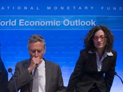 La subdirectora del Departamento del Hemisferio Occidental Oya Celasun (d) destaca que la baja fue motivada por factores externos. EFE / S. Thew