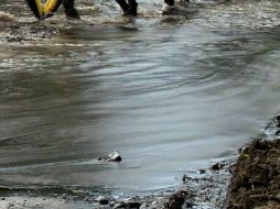 Una toma clandestina en un oleoducto en Jalapa generó un derrame sobre el río de la Sierra que se extendió al Grijalva. EFE / ARCHIVO