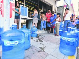 Ciudadanos acuden a surtirse de agua ante la escasez provocada por el desperfecto que afectó a los ríos La Sierra y Grijalva. ESPECIAL / Cortesía El Presente de tabasco