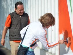 Uribe invitó a la ciudadanía a pintar sus muros para eliminar el grafiti que los cubría. ESPECIAL / Alberto Uribe