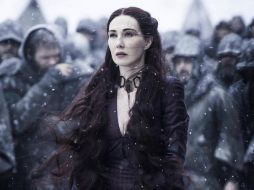 Las escenas en las tierras de El Muro fueron grabadas en Islandia; en la imagen, la actriz Carice Van Houten como Melisandre. TWITTER / @GameOfThrones