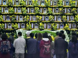 Los habitantes de Corea del Sur lamentaron la muerte de cientos de pasajeros durante el primer aniversario. AFP / J. Yeon-Je