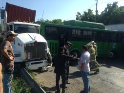Tras quedarse sin frenos, un vehículo de carga se impactó contra una unidad del transporte público sobre la carretera a Chapala. ESPECIAL / UEPCB