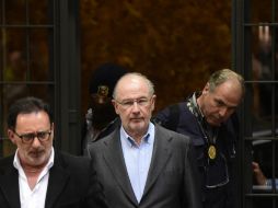 Rato no fue esposado, pero sí custodiado por los agentes de la policía que lo trasladaron a un domicilio cercano. AFP / J. Soriano