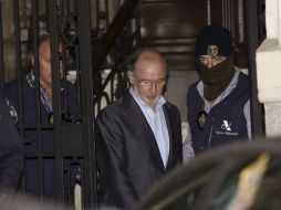 Rato sale de la Fiscalía custodiado por agentes que lo trasladaron a un domicilio cercano a su despacho personal. EFE / K. Huesca