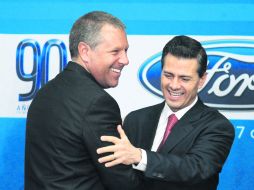 Apoyo. Joseph Hinrichs, de Ford, saluda al Presidente Enrique Peña Nieto, durante el anuncio de la inversión en el país. NTX /
