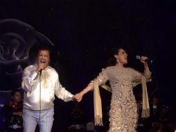 La intérprete se presenta durante los primeros conciertos del 'Divo de Juárez' en el Auditorio, donde cantan tres temas juntos. TWITTER / @barbarapadiva