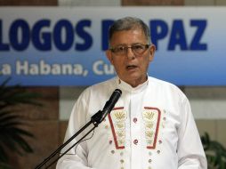 El integrante de las FARC Ricardo Tellez, alias Rodrigo Granda, lee un comunicado de prensa antes de las negociaciones de paz. EFE / E. Mastrascusa